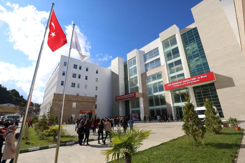 Fakülte girişinde öğrencilerimiz